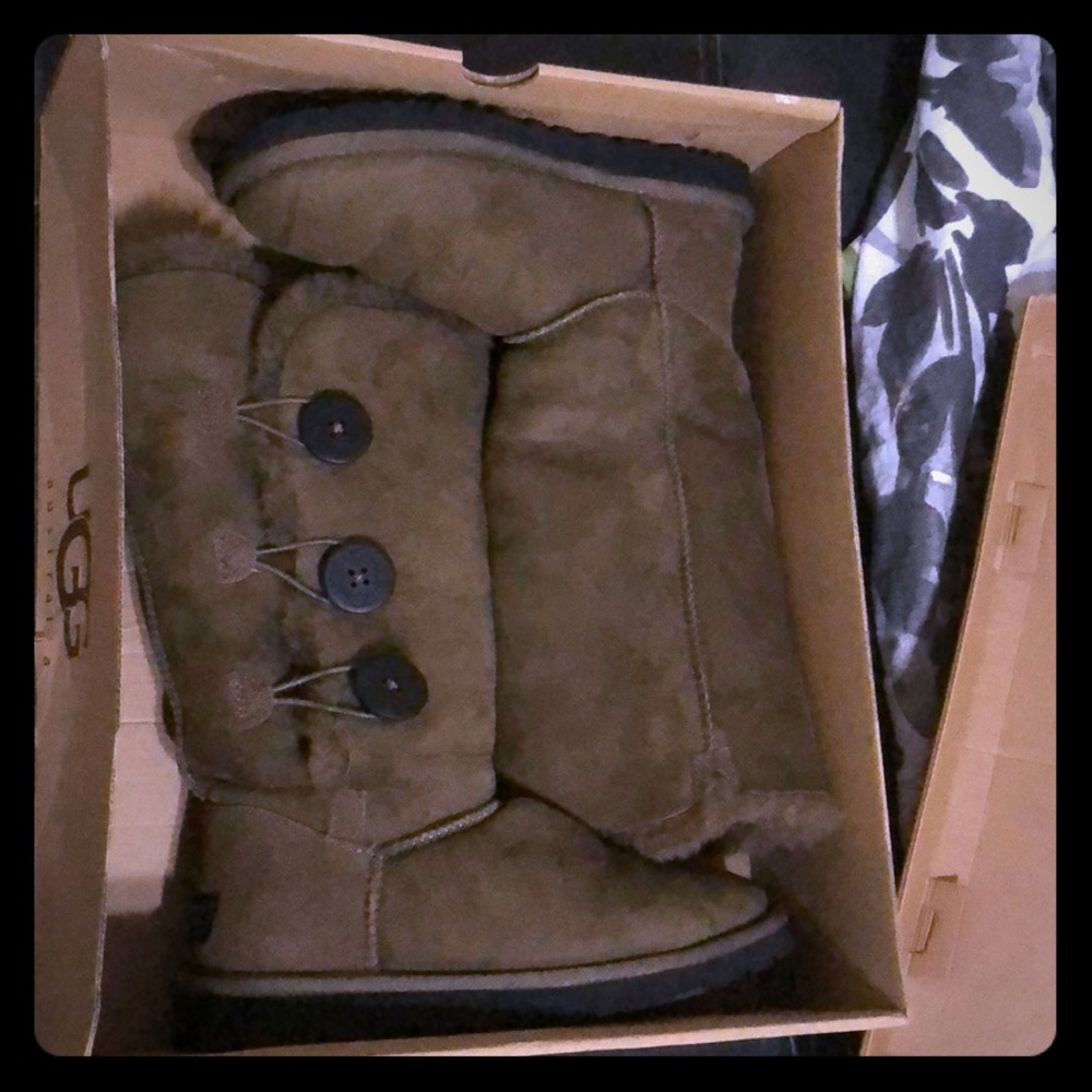 Uggs boots bailey button triplet